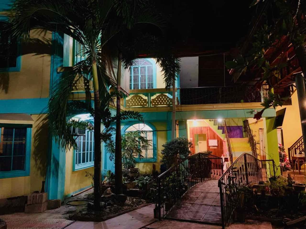 Colors Boutique Hostel Puerto Princesa Exterior foto