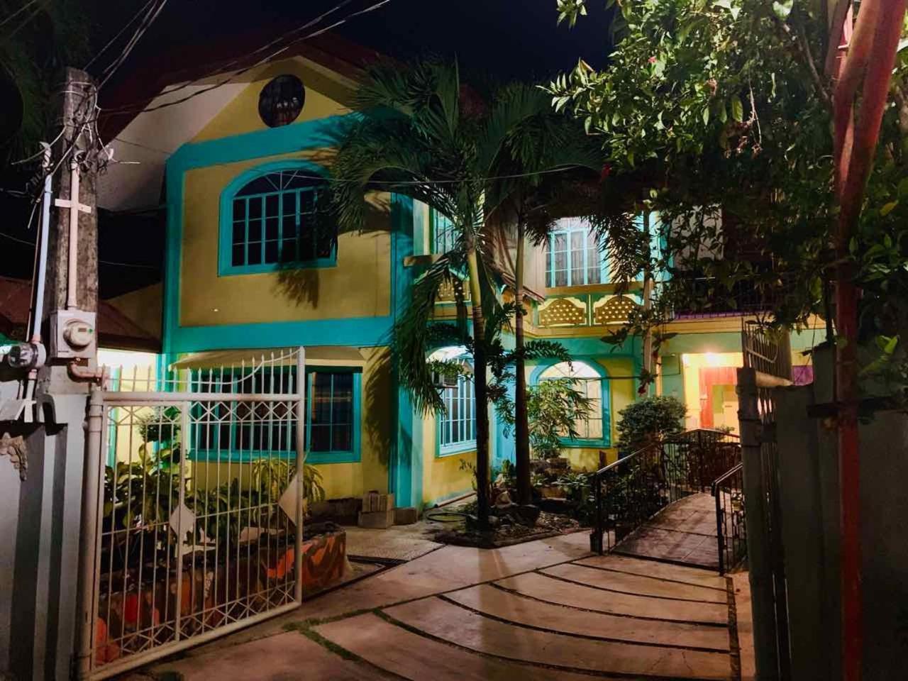 Colors Boutique Hostel Puerto Princesa Exterior foto